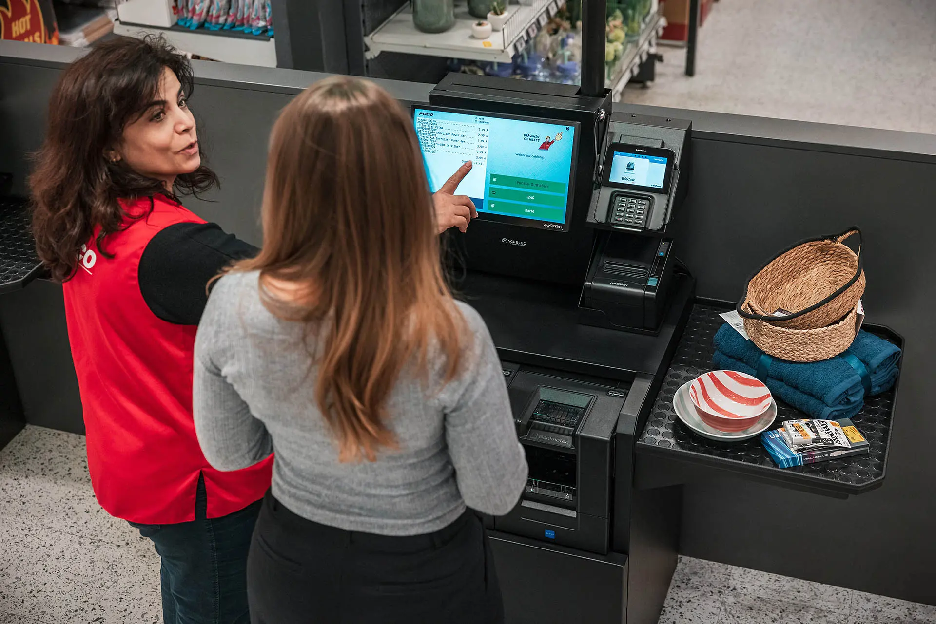 Kundin an Selbstbedienungskasse