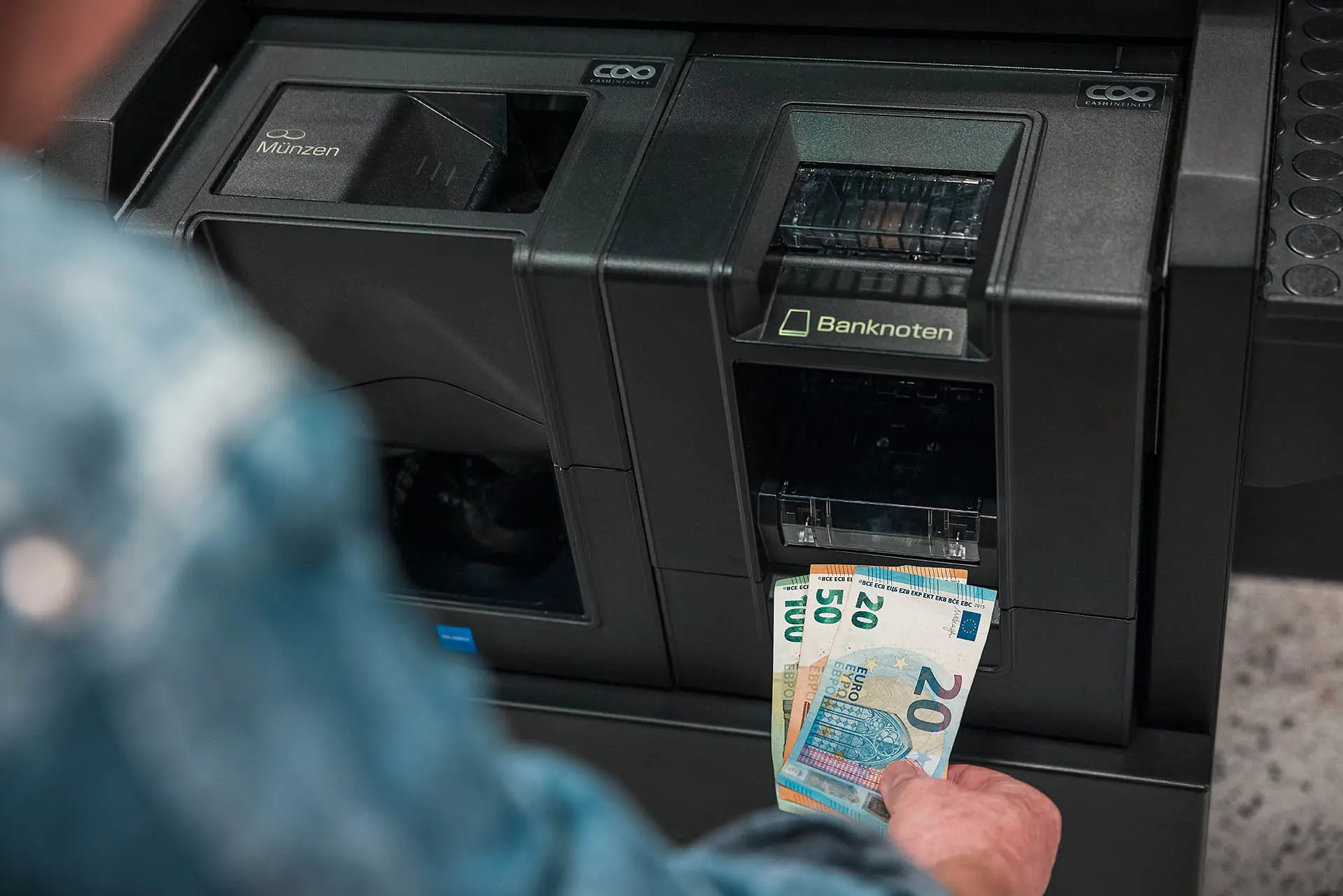 Geldautomat mit Geldscheinen