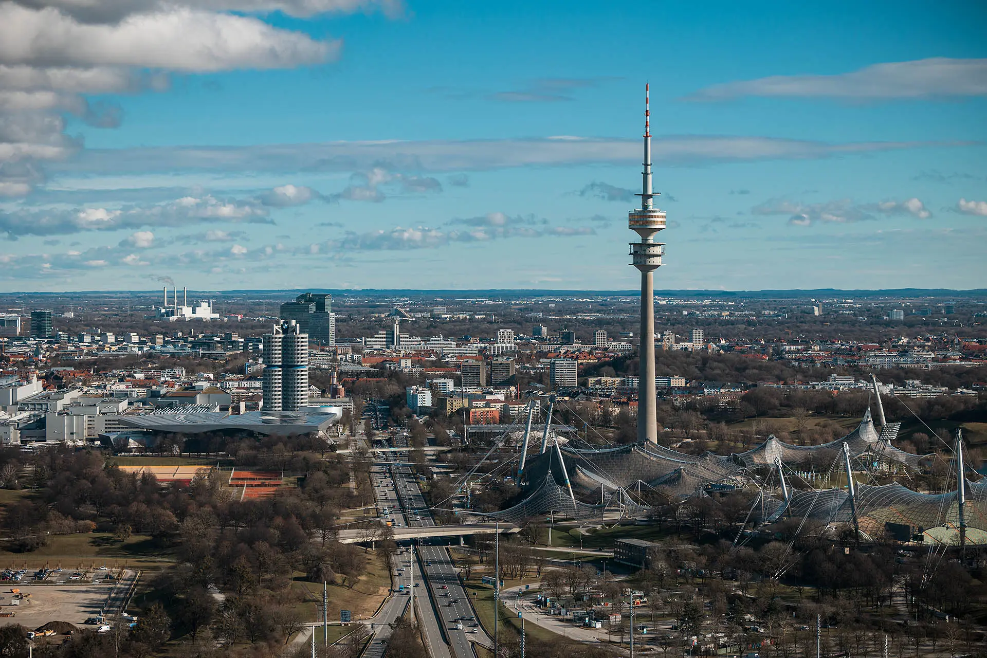 Stadtansicht mit Fernsehturm und Wolken