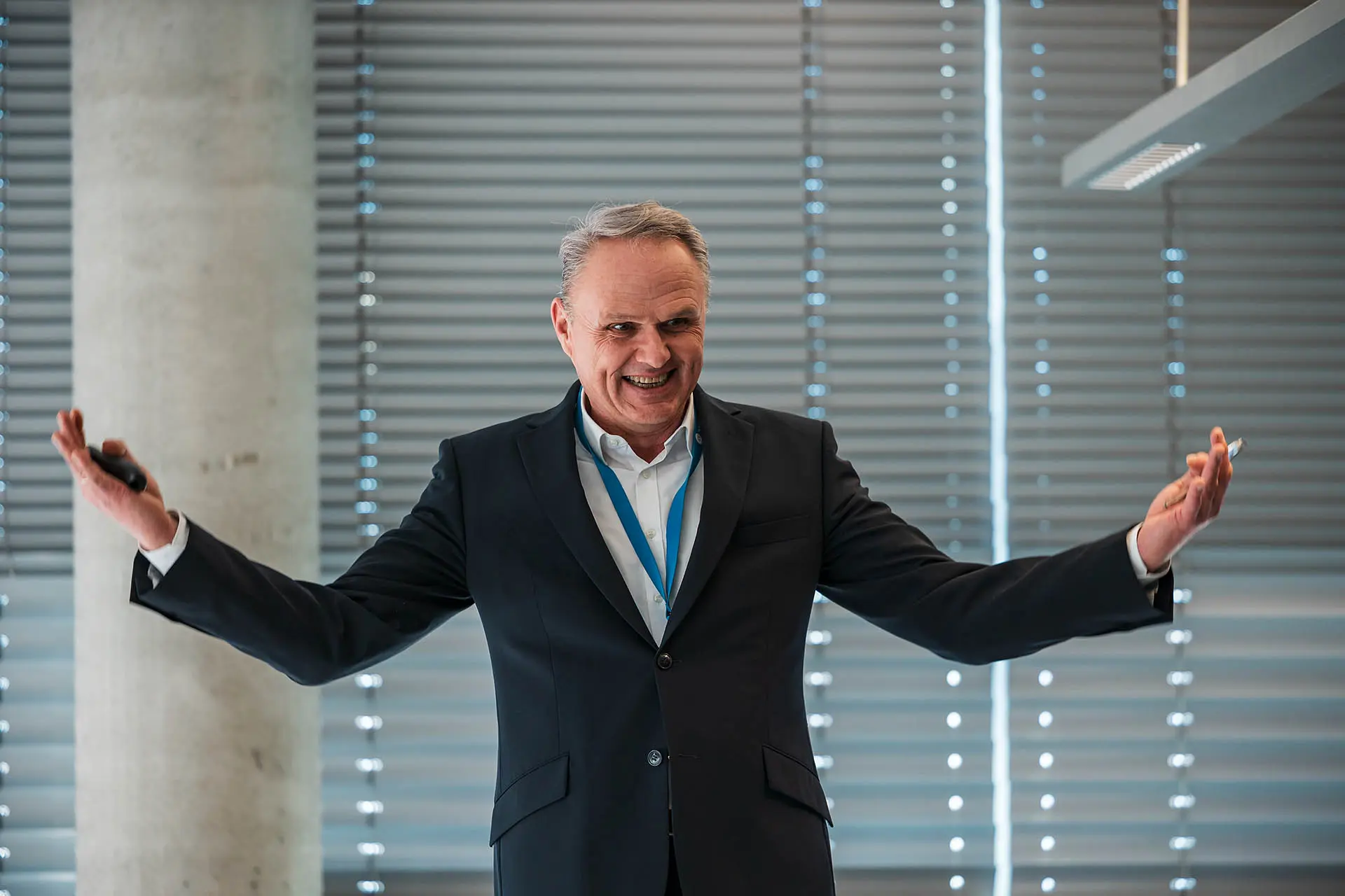 Mann spricht mit offenen Armen