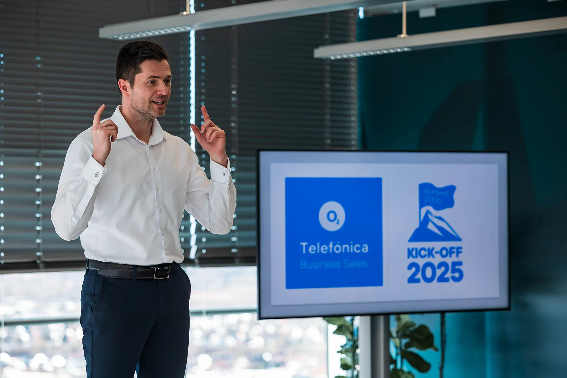 Mann präsentiert Telefónica Kick-off 2025