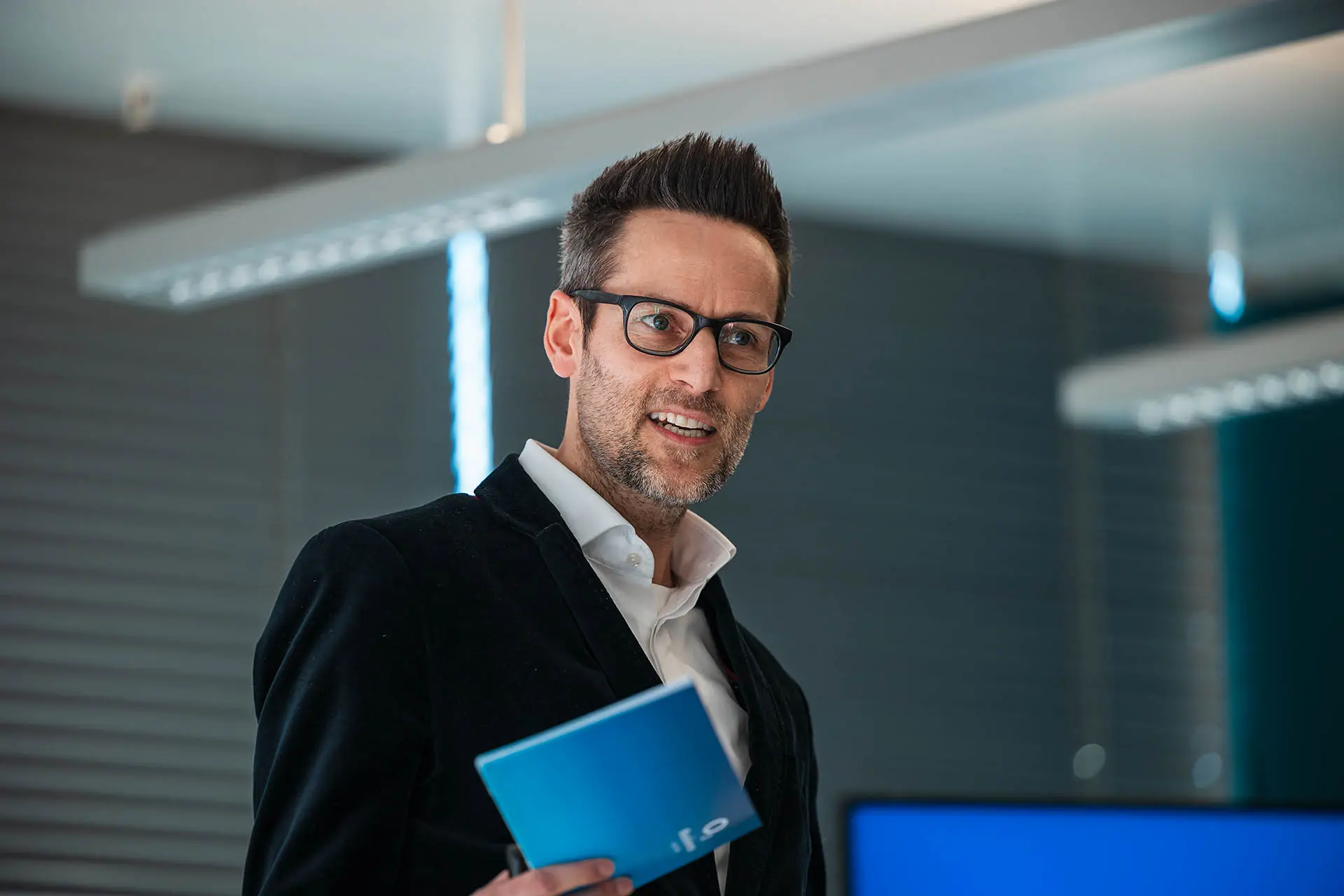 Mann spricht in einem Konferenzraum