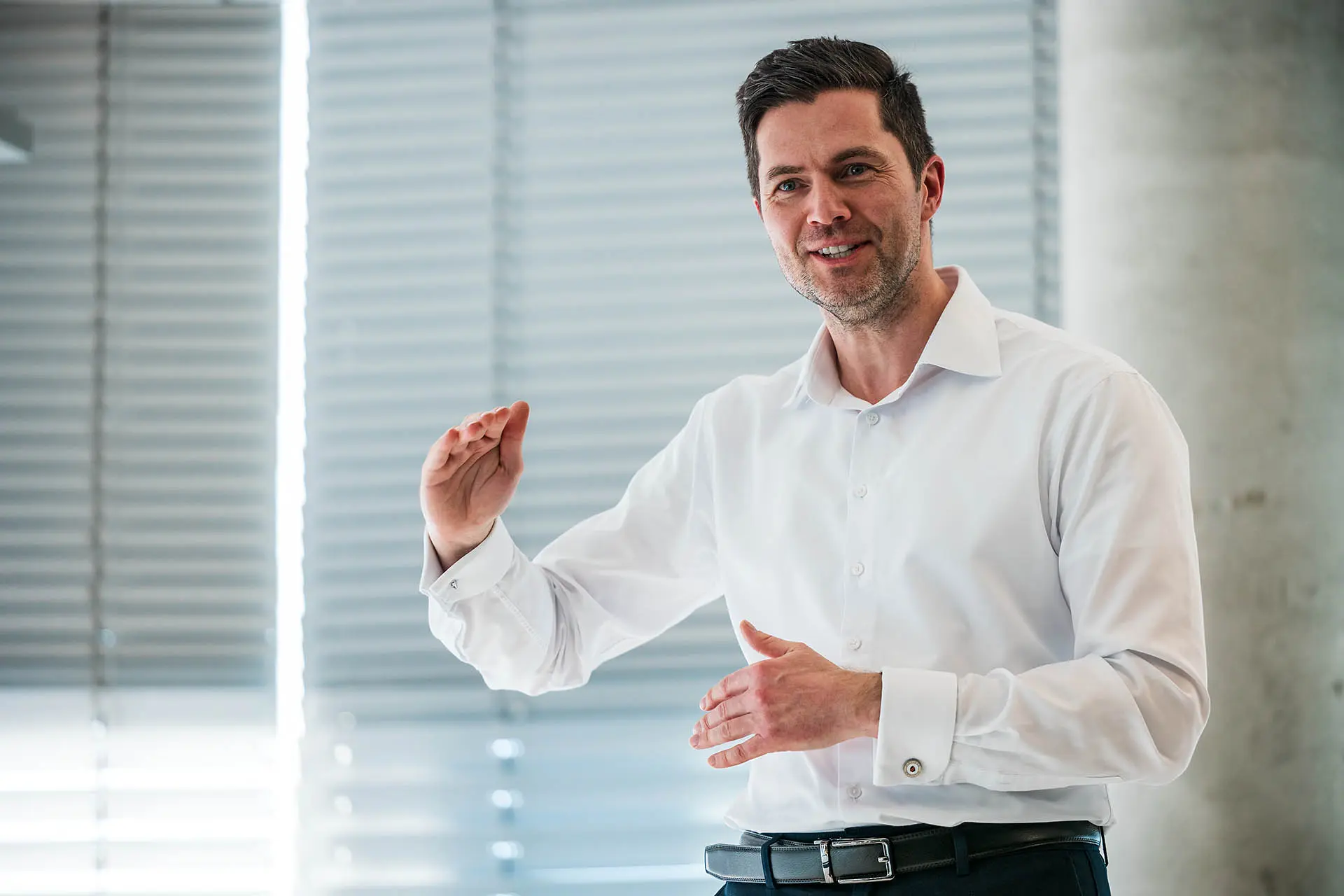 Mann spricht in einem modernen Raum.