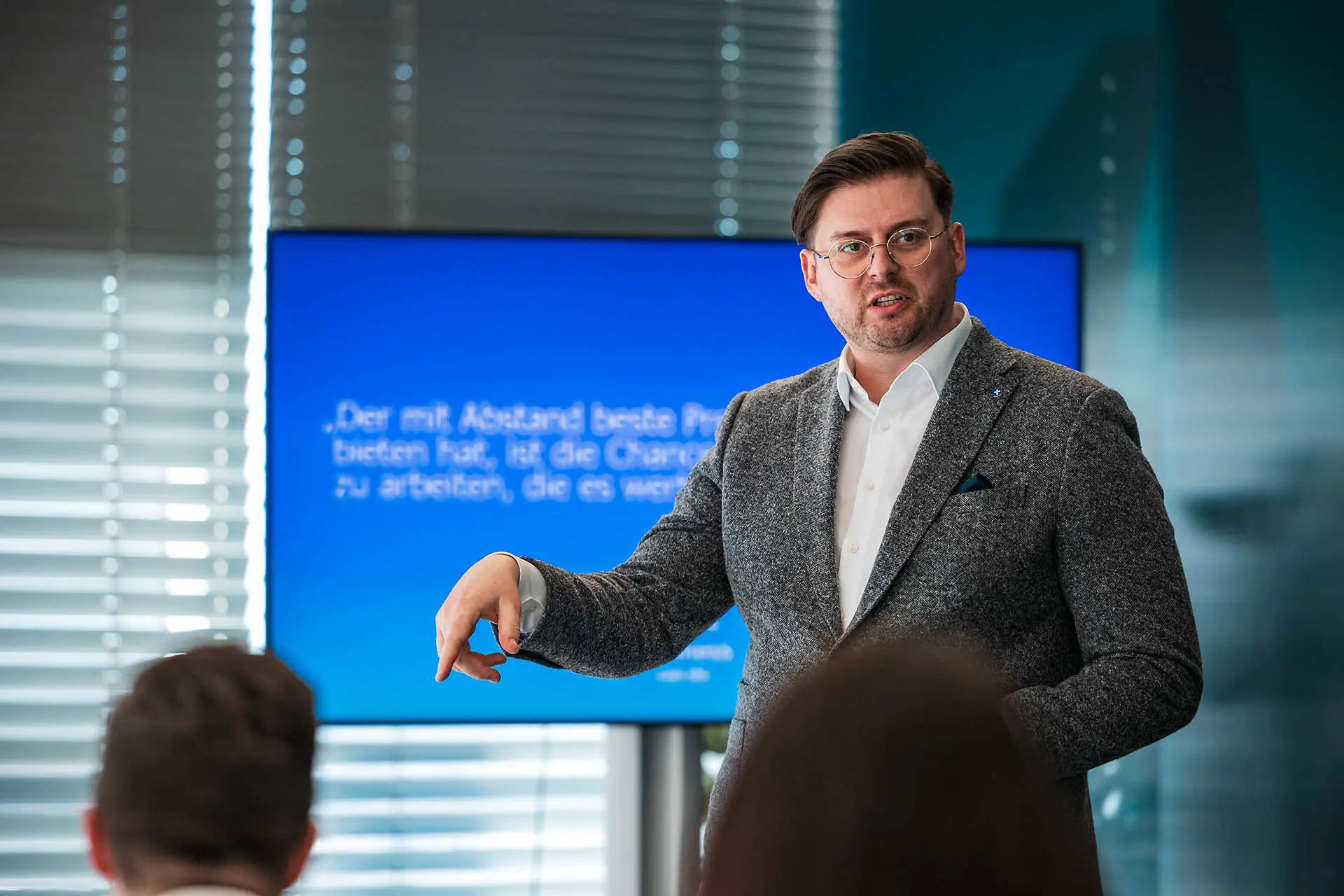 Präsentation in einem modernen Raum