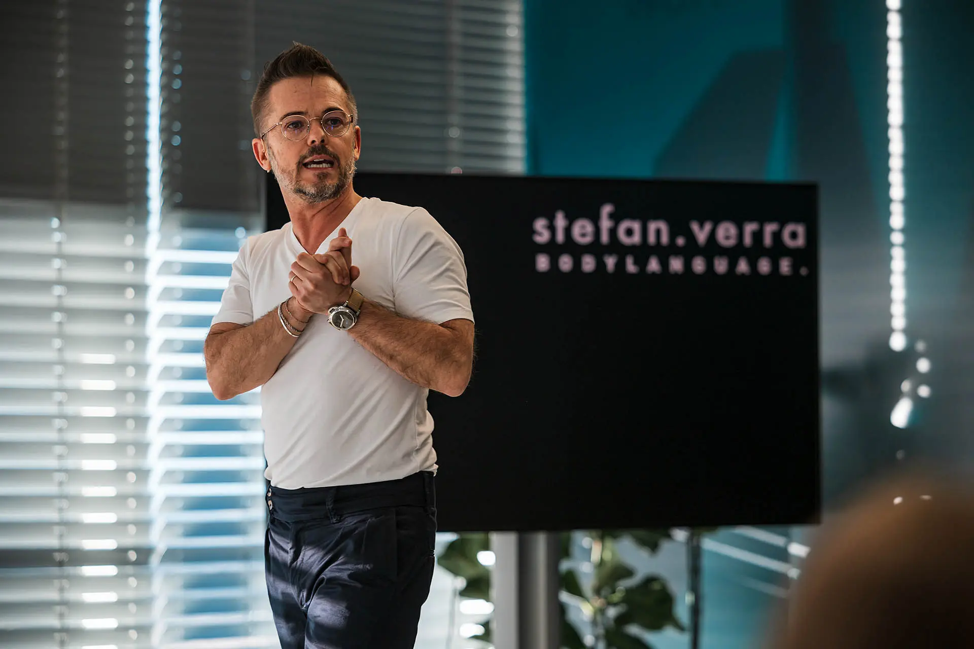 Mann spricht vor Publikum, Präsentation.