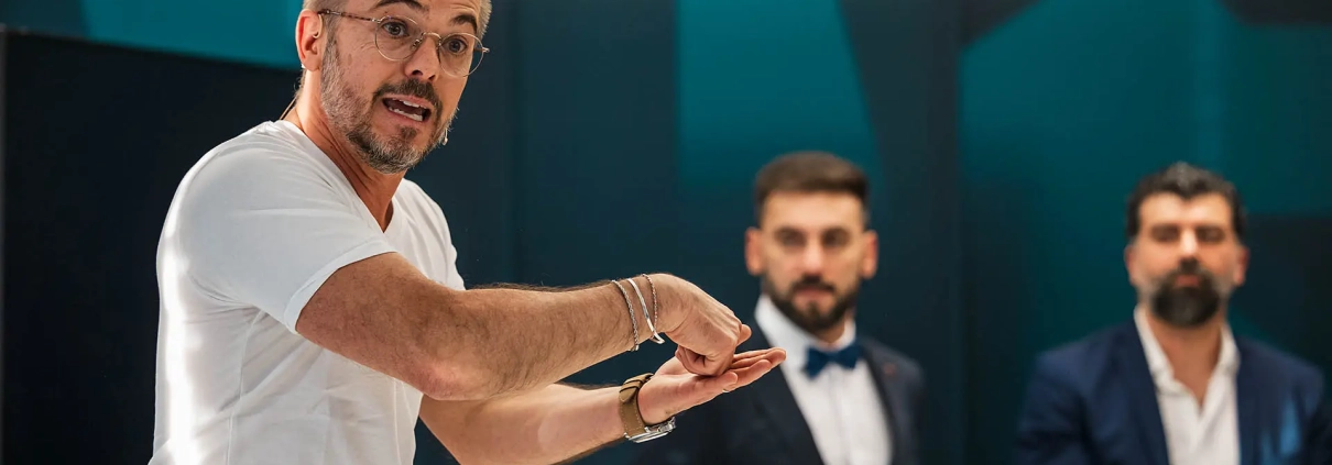 Präsentation mit drei Personen im Hintergrund