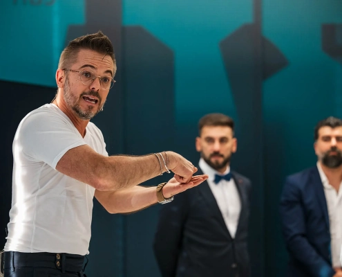 Präsentation mit drei Personen im Hintergrund