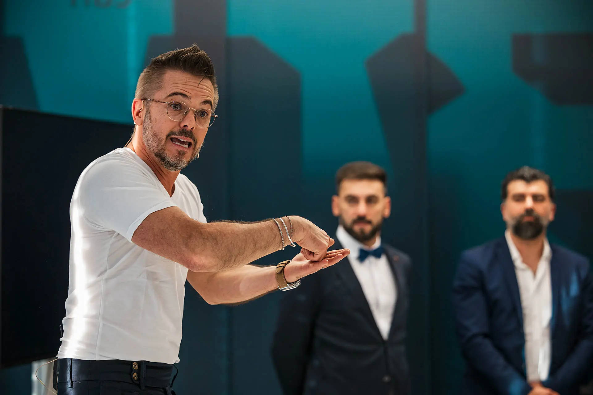 Präsentation mit drei Personen im Hintergrund