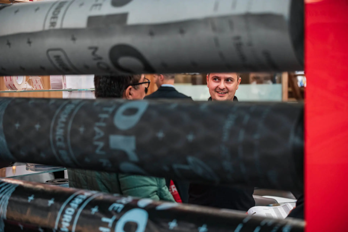 Rollen mit grafischen Mustern.