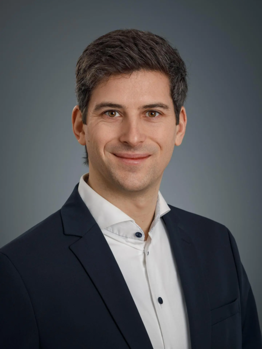 Mann in Anzug mit neutralem Hintergrund. Günstige Bewerbungsfotos in München