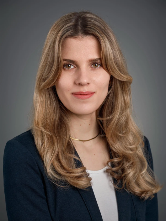 Professionelles Porträt mit langen Haaren. Günstige Bewerbungsfotos in München.