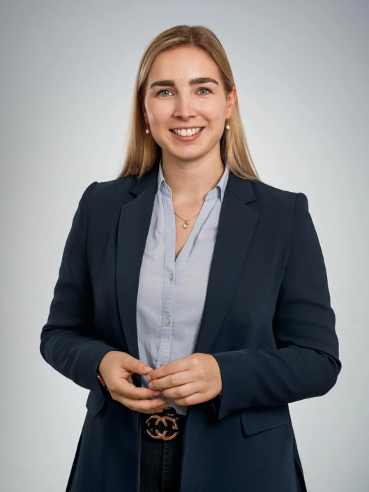 Frau in formeller Kleidung, professionell.