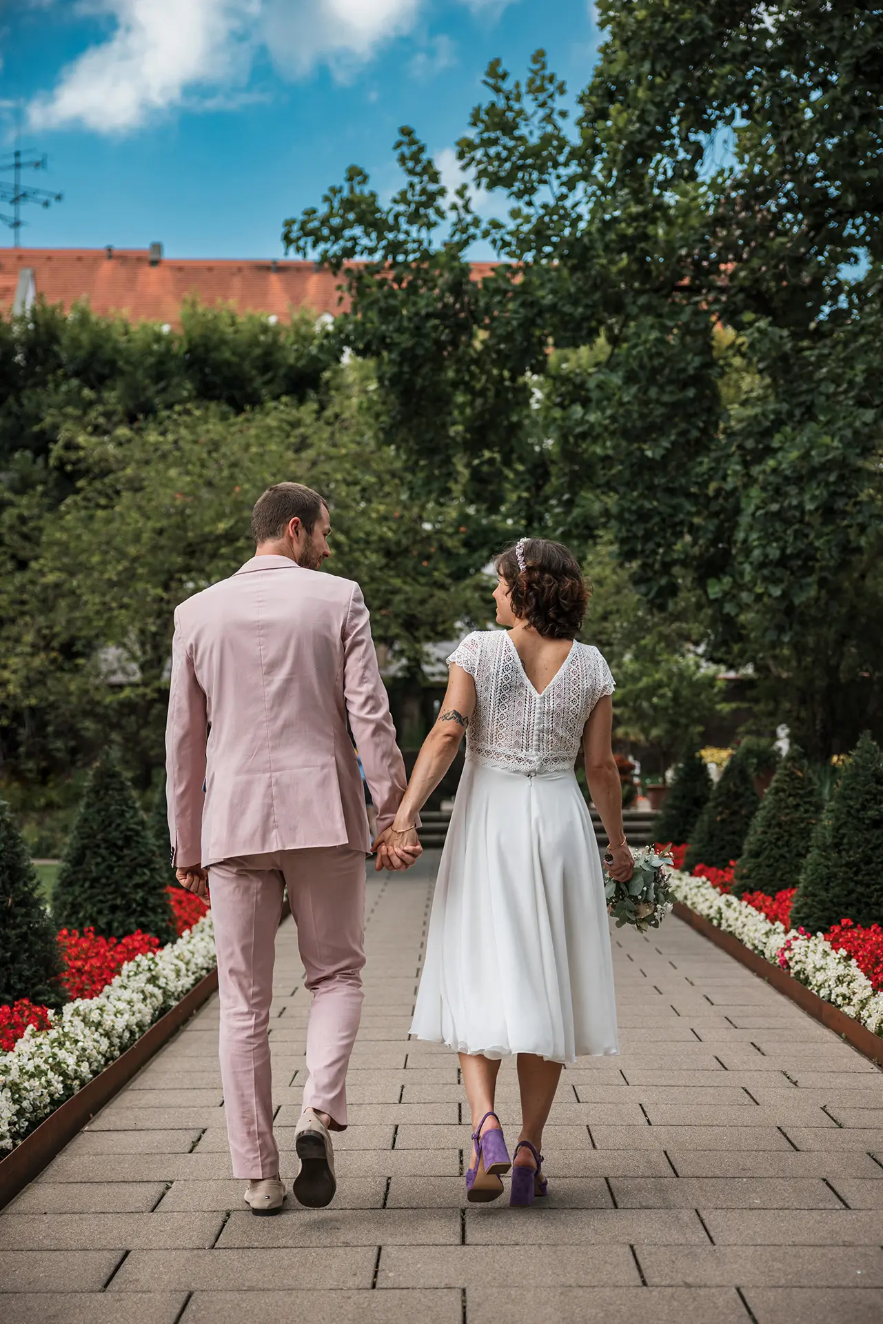 Brautpaar geht Hand in Hand.