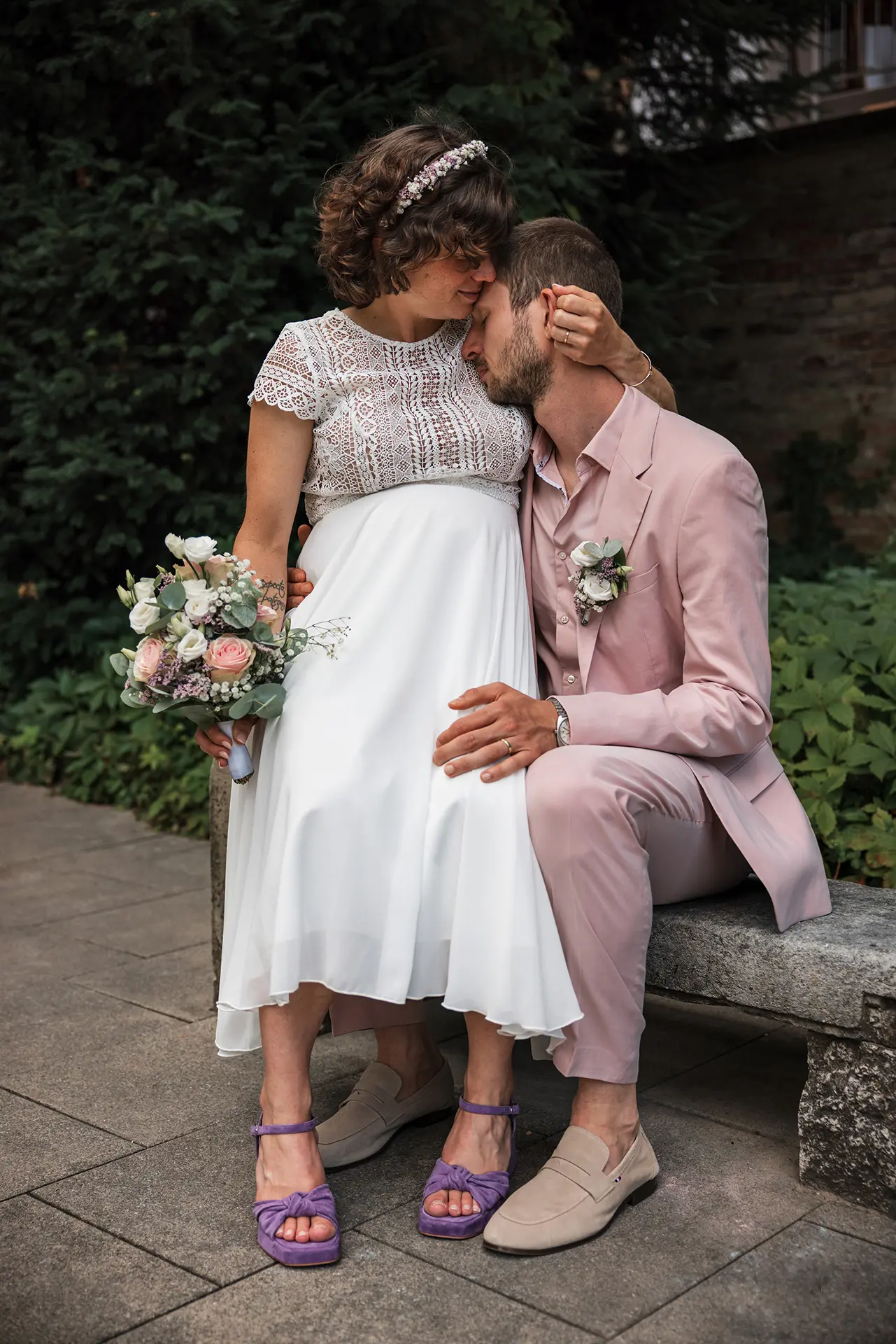 Brautpaar in romantischer Pose draußen.