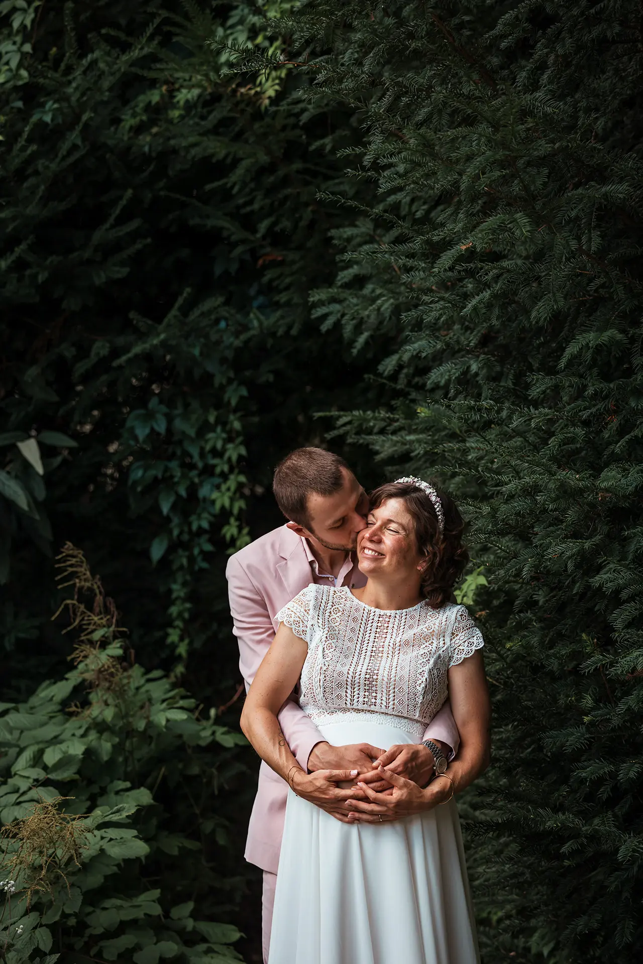 Brautpaar umgeben von grüner Natur