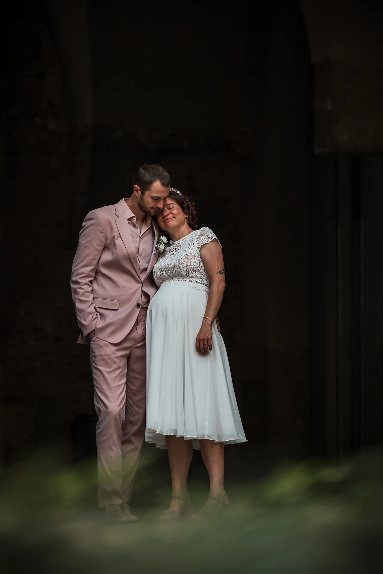 Paar in Hochzeitskleidung, romantischer Moment.