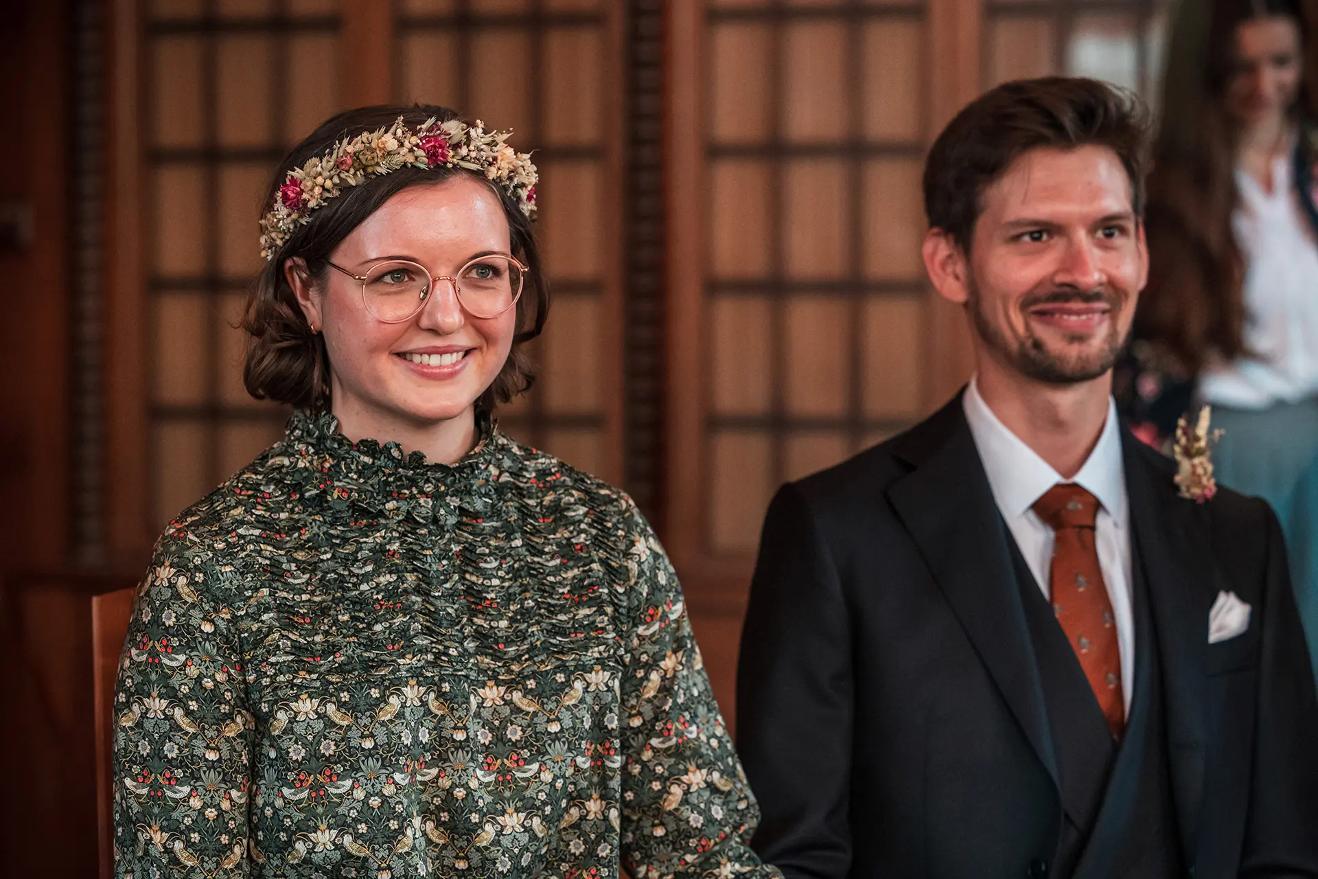 Hochzeitsfeier mit festlich gekleideten Personen.