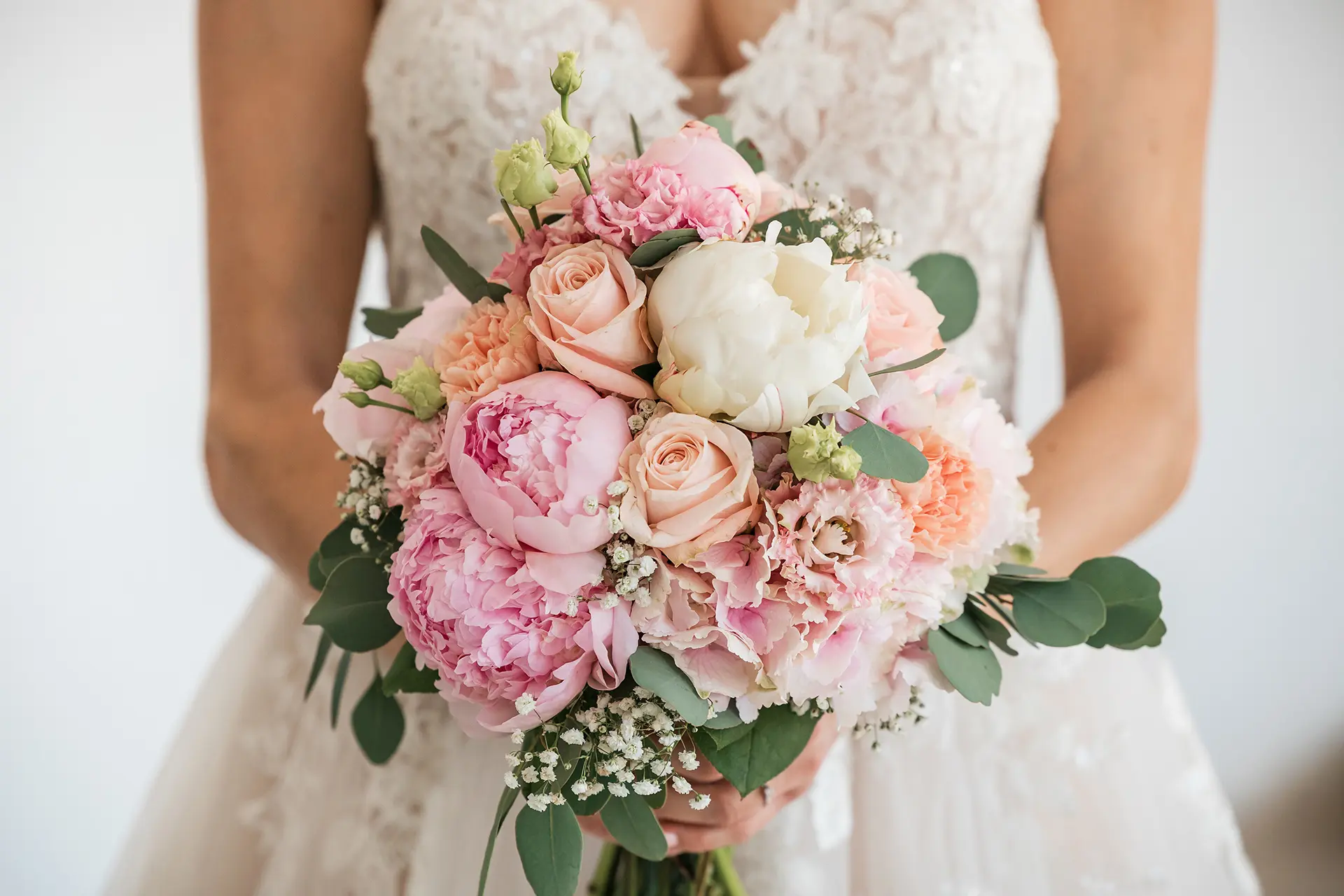 Braut hält bunten Blumenstrauß