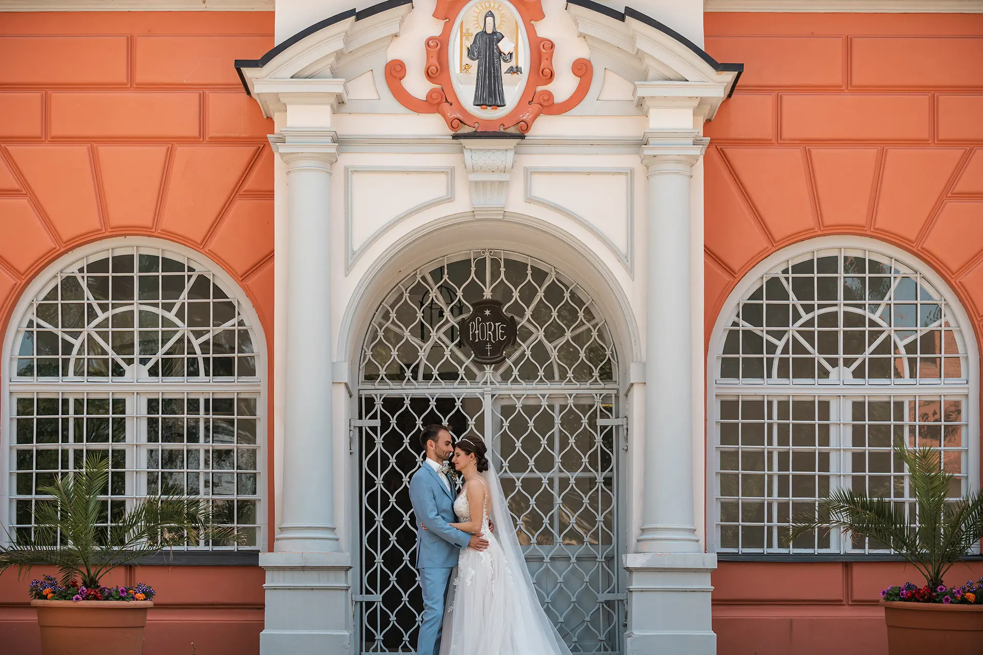 Brautpaar vor einem historischen Gebäude.