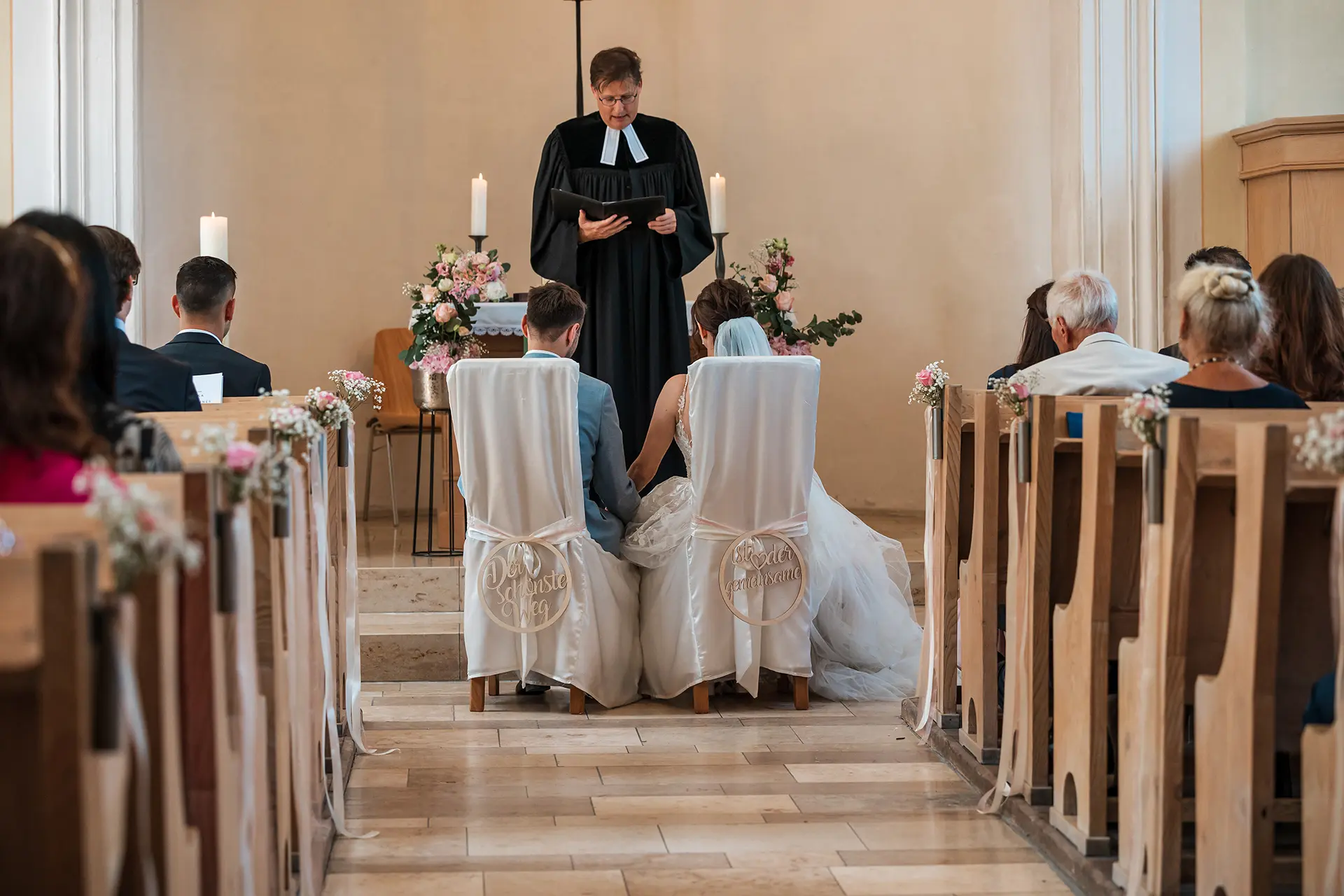 Hochzeitszeremonie in einer Kirche